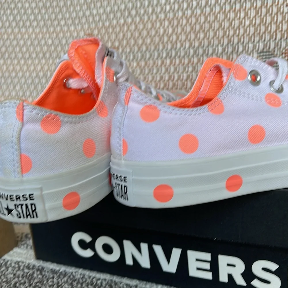 Converse WMNS 560629F
CTAS OX
WHITE/CRIMSON PULS Sneakers - Picture 15 of 16